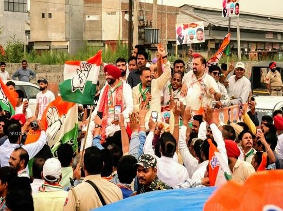 Rain fails to dampen high spirits of Bittu’s massive roadshow